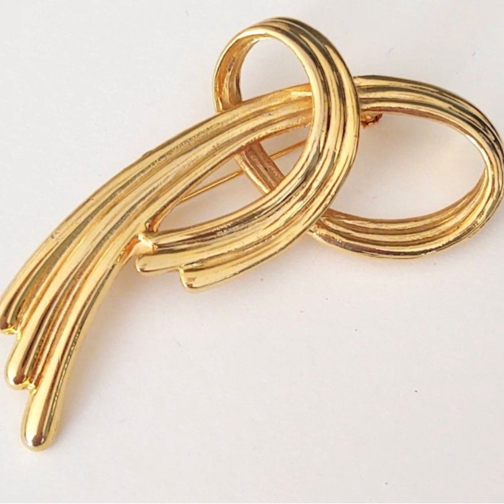 Gold swirl open loop brooch